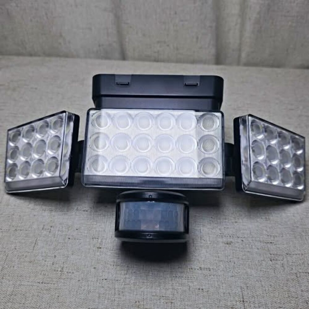 ShineSeed Battery Outdoor Motion Sensor 3-Head LED Security Flood Light Black